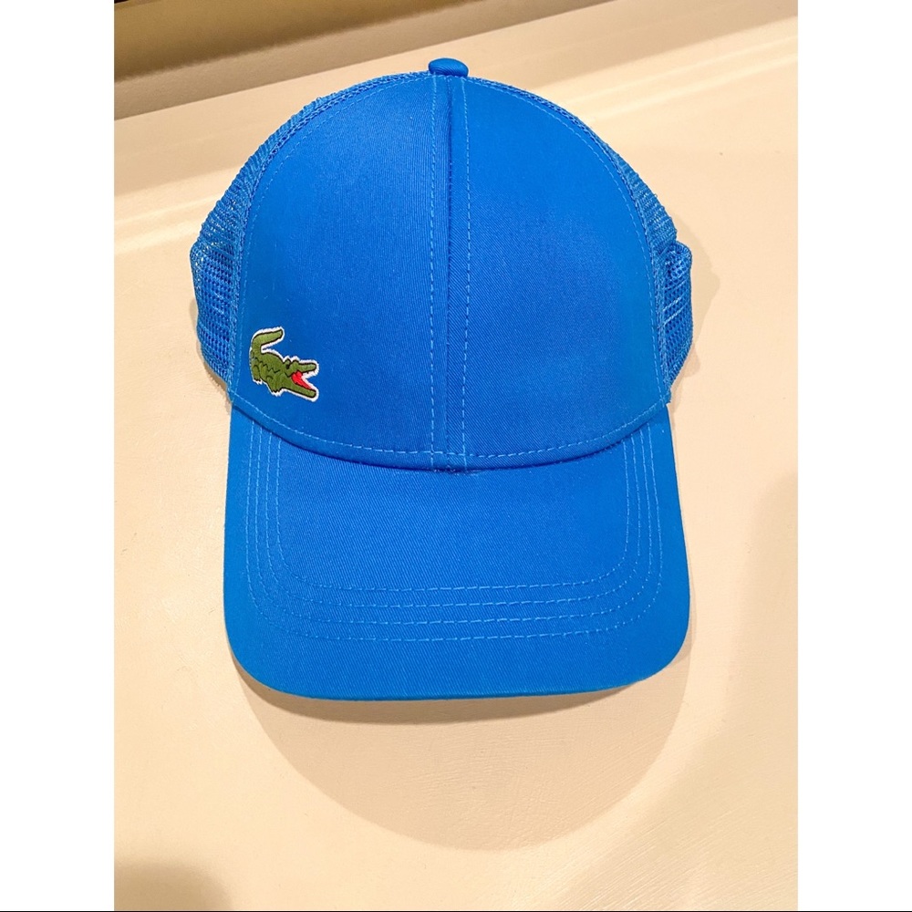 Men’s Lacoste hat with adjustable strap.